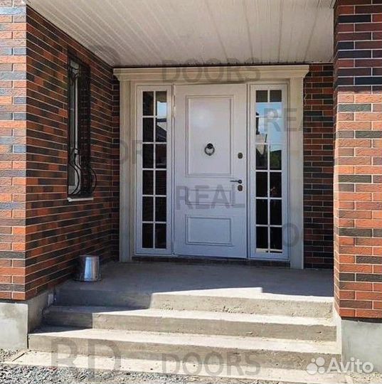 Белая парадная металлическая дверь для улицы