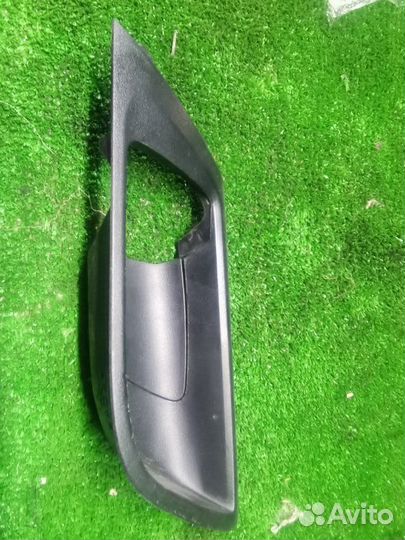 Накладка внутренней ручки двери передняя левая