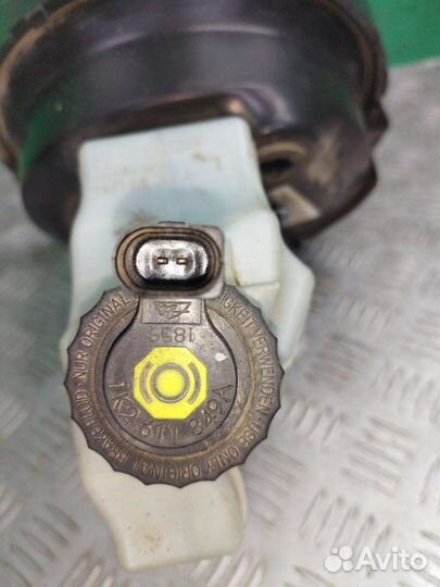 Главный тормозной цилиндр с вакуумником Volkswagen