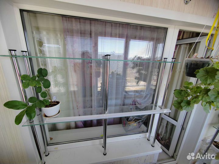 Полка стеклянная для цветов