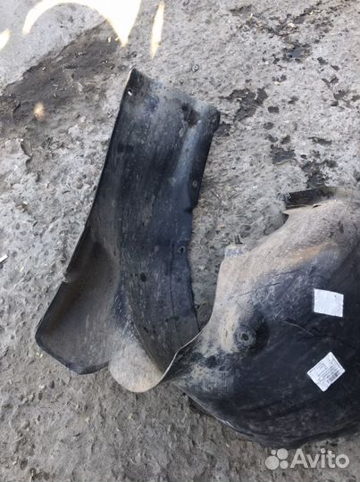 Volkswagen polo sedan подкрылок передний