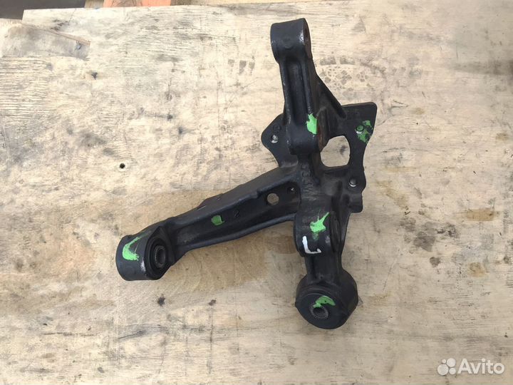 Кулак задний левый Тойота камри в50 55