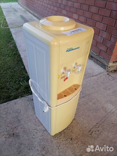 Куллер для воды напольный