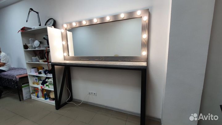 Гримерное зеркало со столом