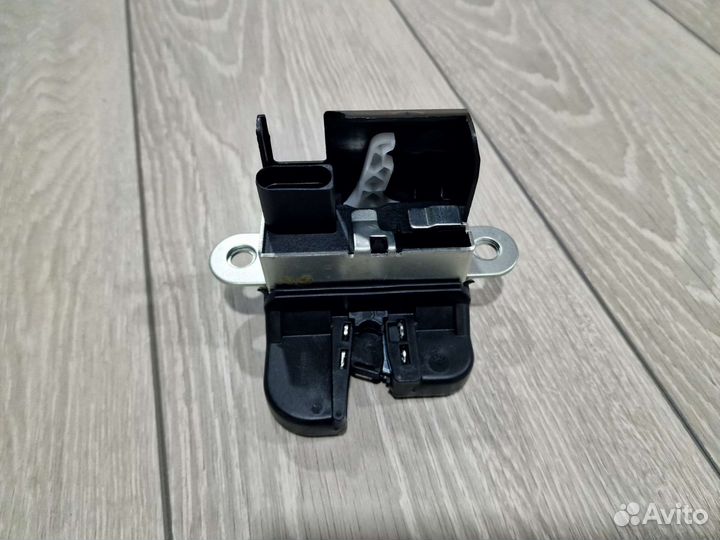 Замок багажника VW Golf 5/6, Passat B6 1K6827505C