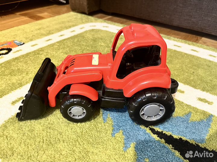 Трактор игрушка