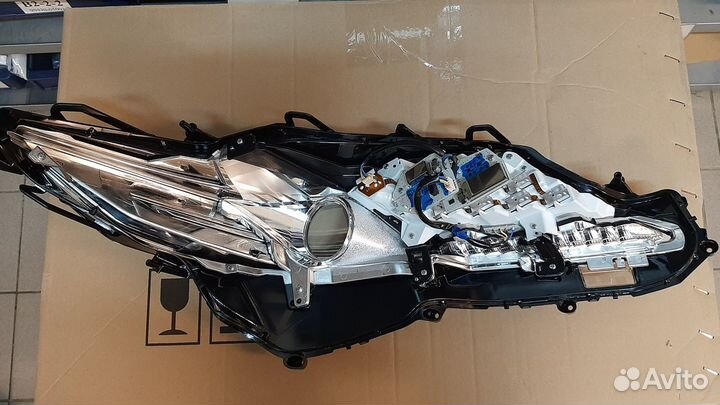 Линза фара передняя левая Toyota Camry 70 2018