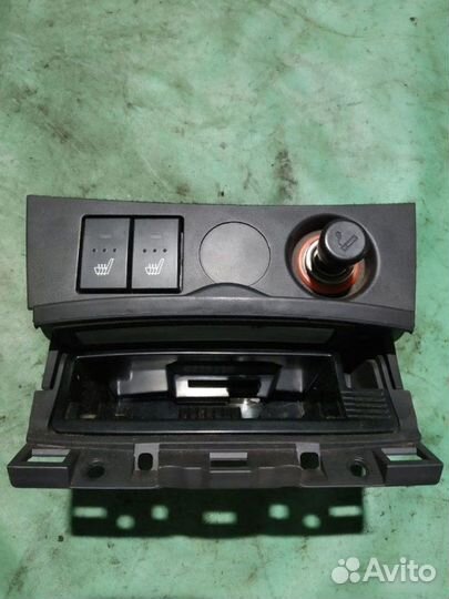 Пепельница и кнопки подогрева сидений Mazda 3 BK