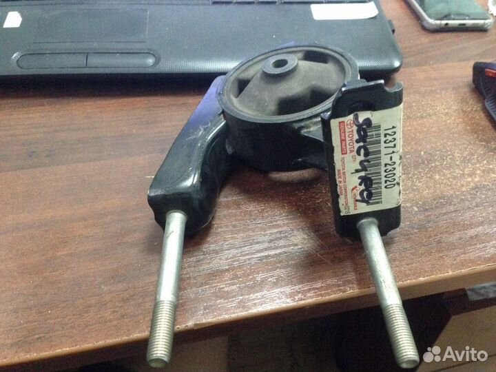 Опора двигателя задняя Toyota Yaris Vitz Platz