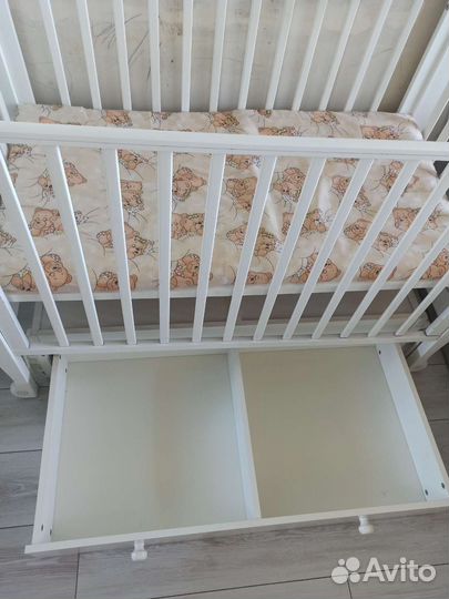 Детская кроватка с маятником