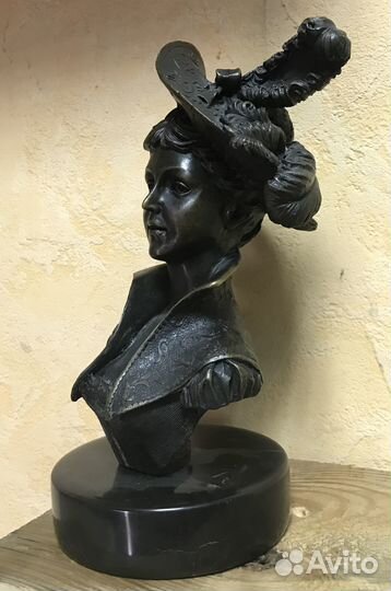 Старинная бронзовая статуэтка Дама