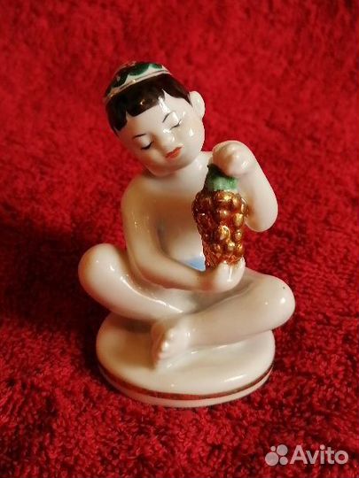 Мальчик с виноградом статуэтка лфз СССР