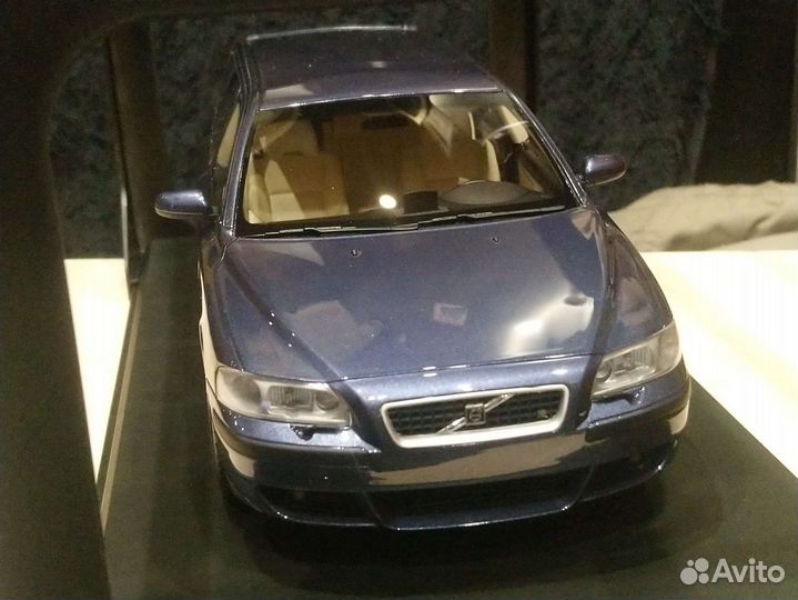 Модель автомобиля Volvo V70R 1:18