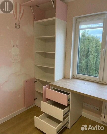 Детская рабочая зона у окна