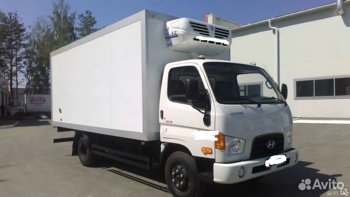 Водитель со своим грузовым авто реф