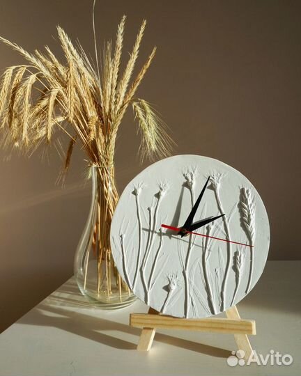 Часы на стену с гипсовым циферблатом