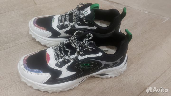 Кроссовки женские