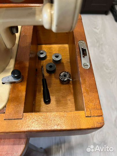 Швейная машинка настольная ручная пмз им.Калинина