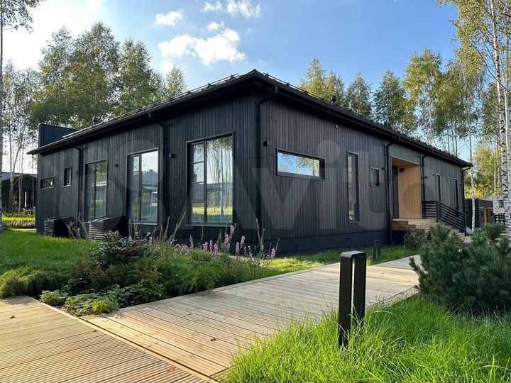 Коттедж 250 м² на участке 14 сот.