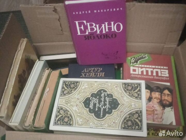 Коробка книг разных