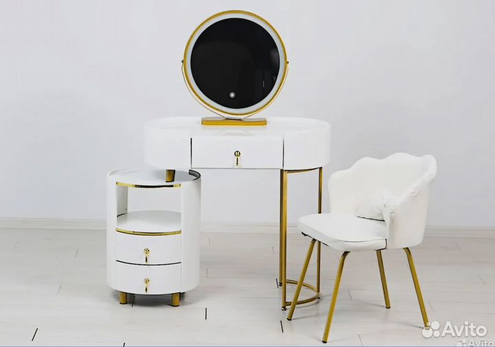 Туалетный столик. Столик с зеркалом