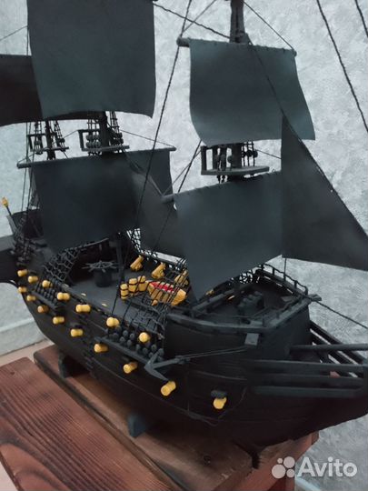 Модель корабля черная жемчужина из спичек