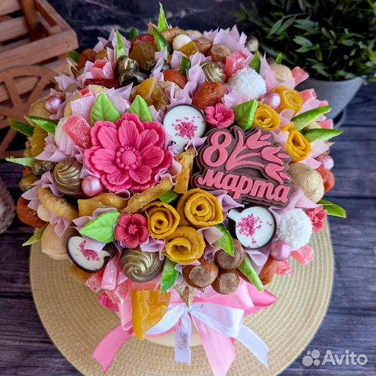 Съедобный букет из конфет и сухофруктов на 8 марта