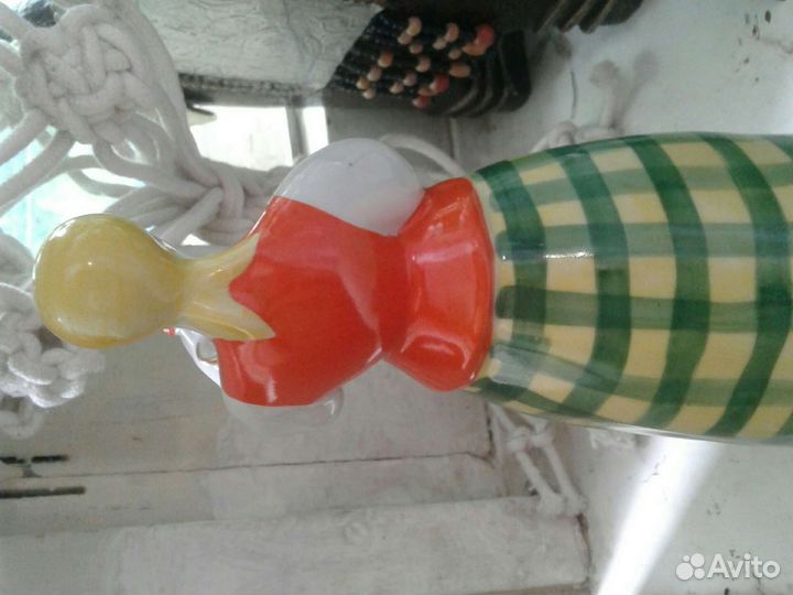 Девушка с чайником