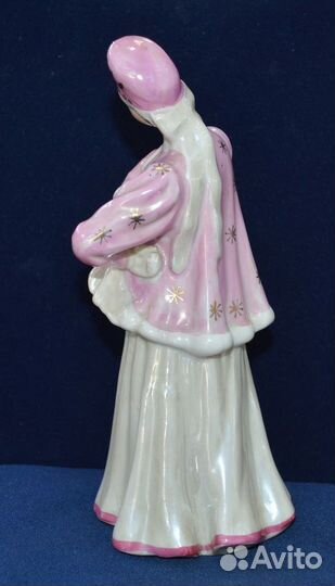 Фарфоровая статуэтка- лебедушка. дулево
