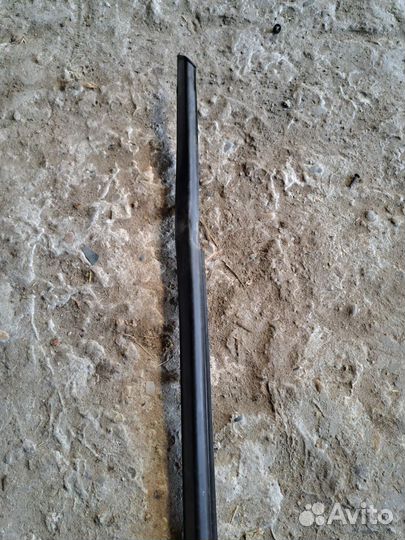 Молдинг стекла передний левый Mitsubishi Mirage