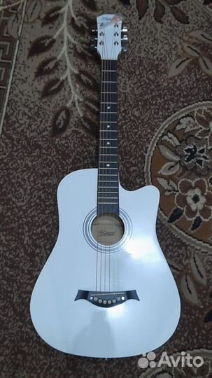 Акустическая гитара белая