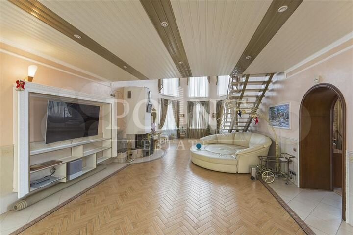 Дом 730 м² на участке 37 сот.