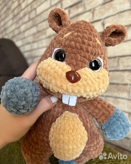 Бобер игрушка вязаная
