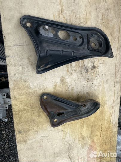 Кронштейн подрамника правый camry 40