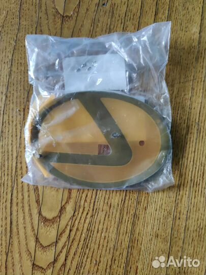 Эмблема решетки радиатора lexus