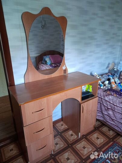 Туалетный столик с зеркалом
