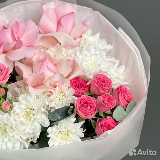 Воздушное облако из роз и хризантемы букет