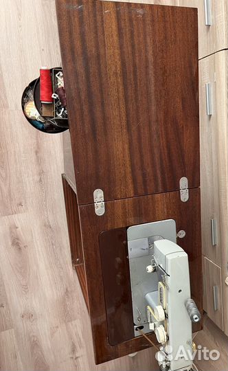 Швейная машинка Чайка 3 с тумбой