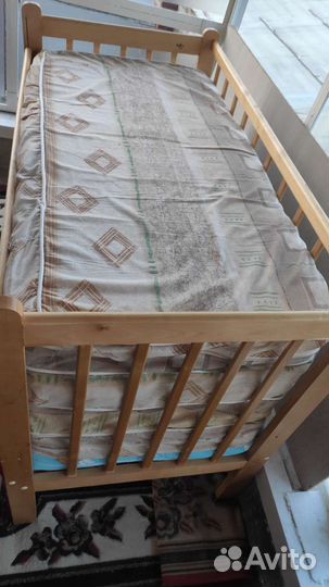 Кроватка деревянная,матрасы в подарок