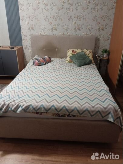 Кровать без матраса
