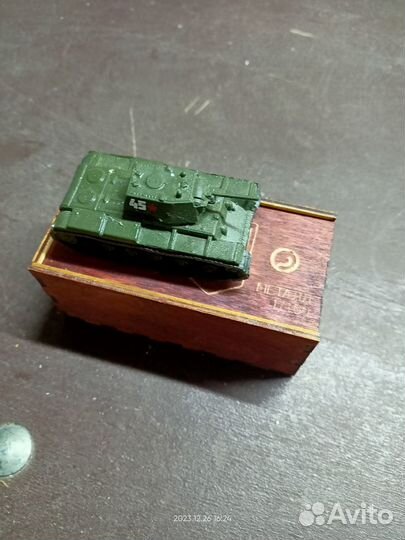 Коллекционная модель советского тяжелого танка кв1