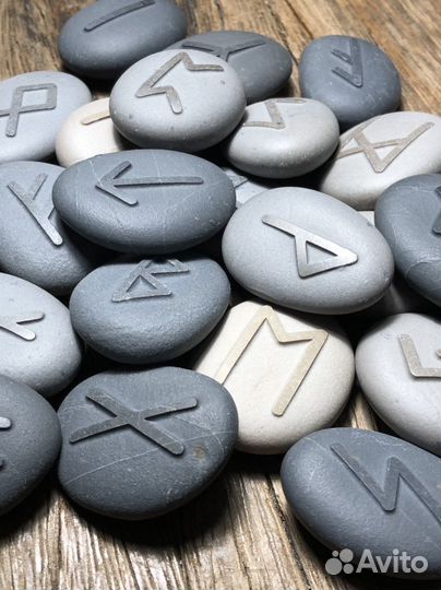 Скандинавские руны из камня