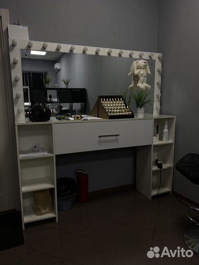 Стол с зеркалом и подсветкой