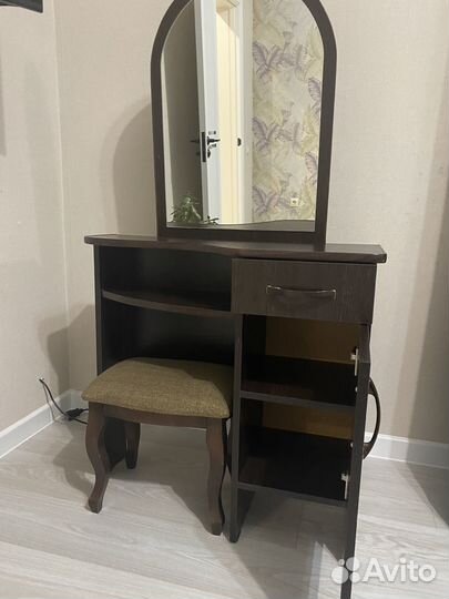 Туалетный столик с зеркалом и пуфиком
