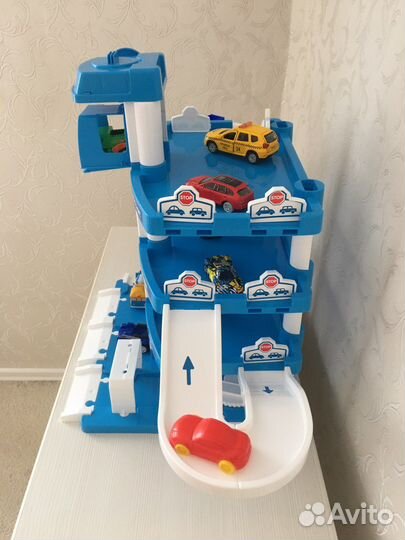 Детская игрушка парковка
