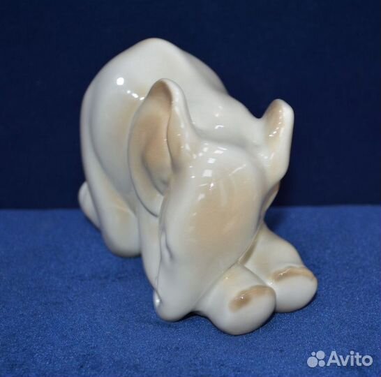 Фарфоровая статуэтка- спящий слон. лфз