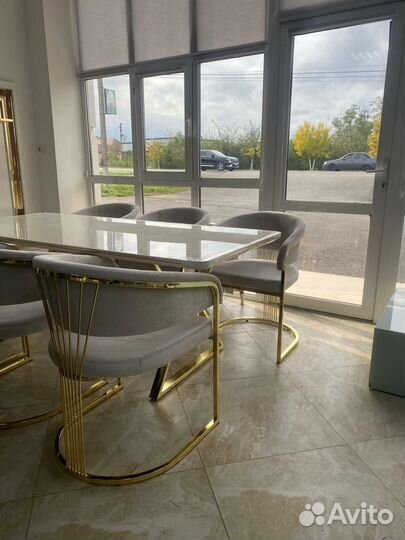 Стол и стулья