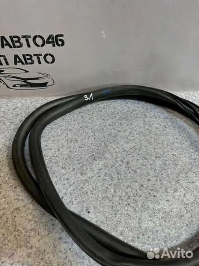 Уплотнительная резинка боковой двери задняя левая