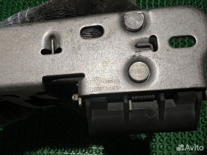 Крючек капота VAG