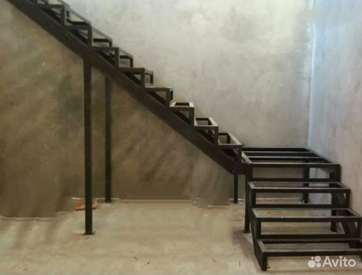 Металлические каркасы лестницы
